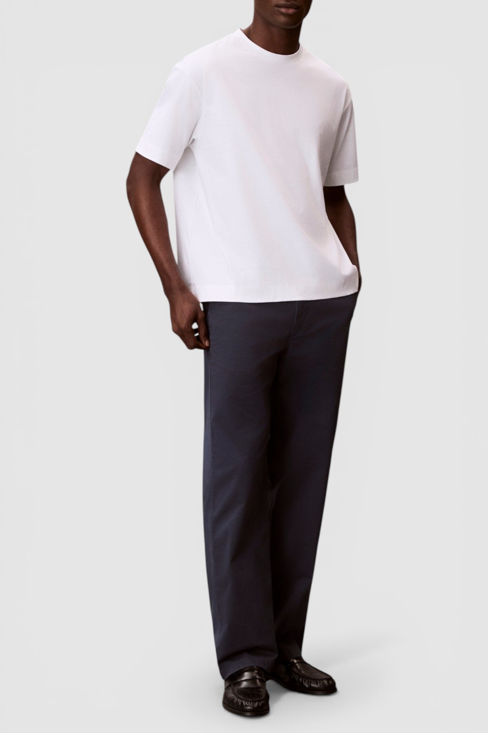 תמונת כל הלוק של חולצת טי בגזרה משוחררת